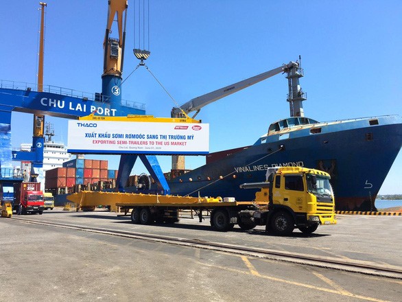 Sơmi rơmoóc đang được vận chuyển lên tàu tại Cảng Chu Lai