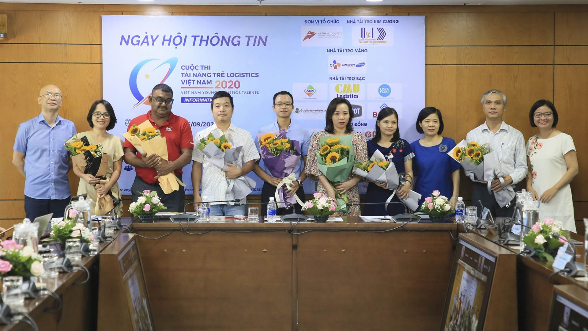 Ban tổ chức tặng hoa cho các doanh nghiệp tham gia, đồng hành cùng Cuộc thi tài năng trẻ Logistics Việt Nam 2020