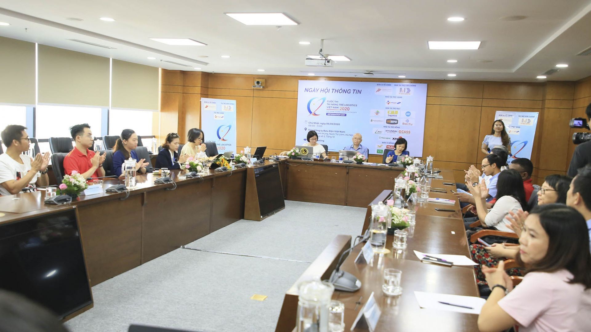 “Information Day 2020 - Ngày hội Thông tin” giải đáp rất nhiều những thắc mắc của các bạn sinh viên liên quan đến Cuộc thi cũng như lĩnh vực logistics