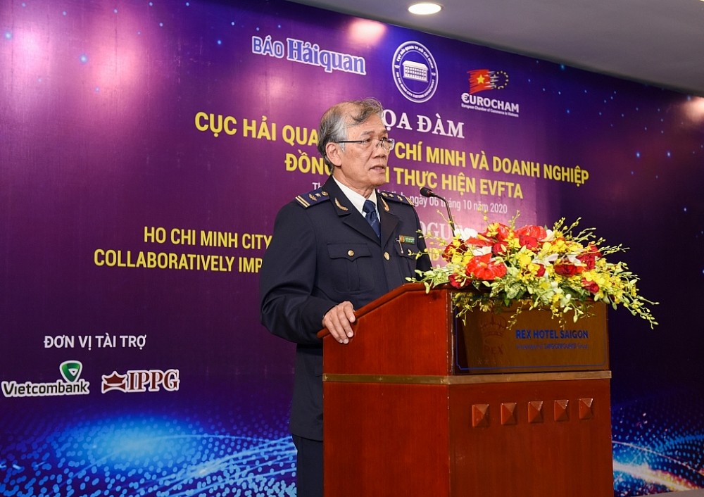 Ông Nguyễn Quốc Toản, Phó Trưởng phòng thuế XNK - Cục Hải quan TPHCM giới thiệu chính sách thuế tại buổi toạ đàm ngày 6/10 - Ảnh: Đ.N