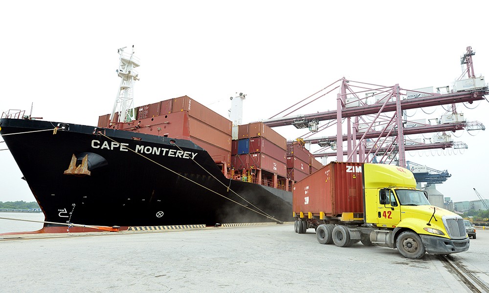 Những container đầu tiên được hạ tải của tàu Cape Monterey (Ảnh: Phó Bá Cường)