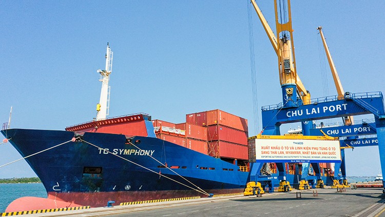 Container ô tô và linh kiện được đưa lên tàu tại cảng Chu Lai