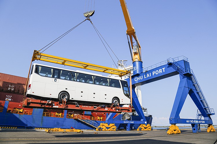 Xe bus được đưa lên tàu tại cảng Chu Lai chuẩn bị xuất khẩu sang Thái Lan