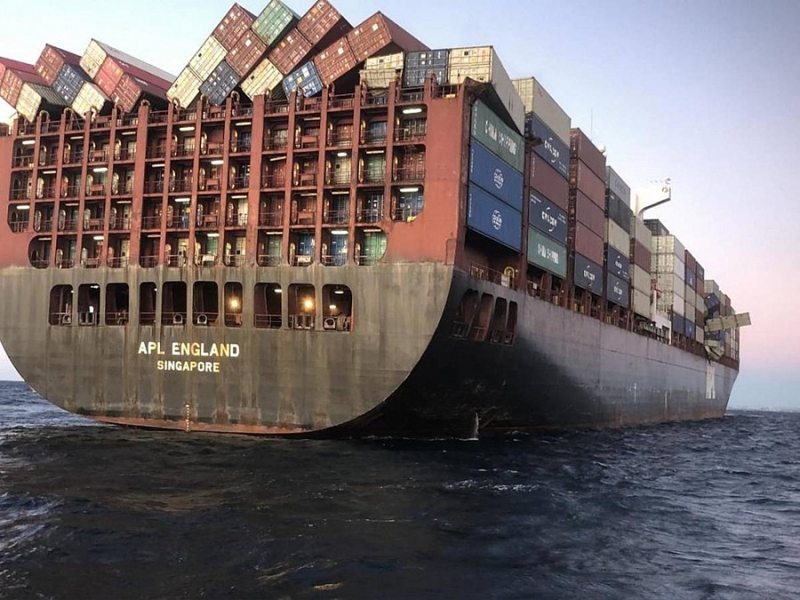 Nhiều container trên tàu rơi xuống biển trong khi chờ cập cảng (ảnh minh họa)