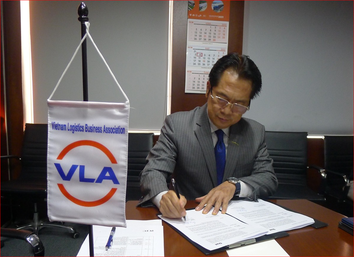 Ông Lê Duy Hiệp Chủ tịch VLA ký Văn bản hợp tác (Ảnh: Thụy Hậu)